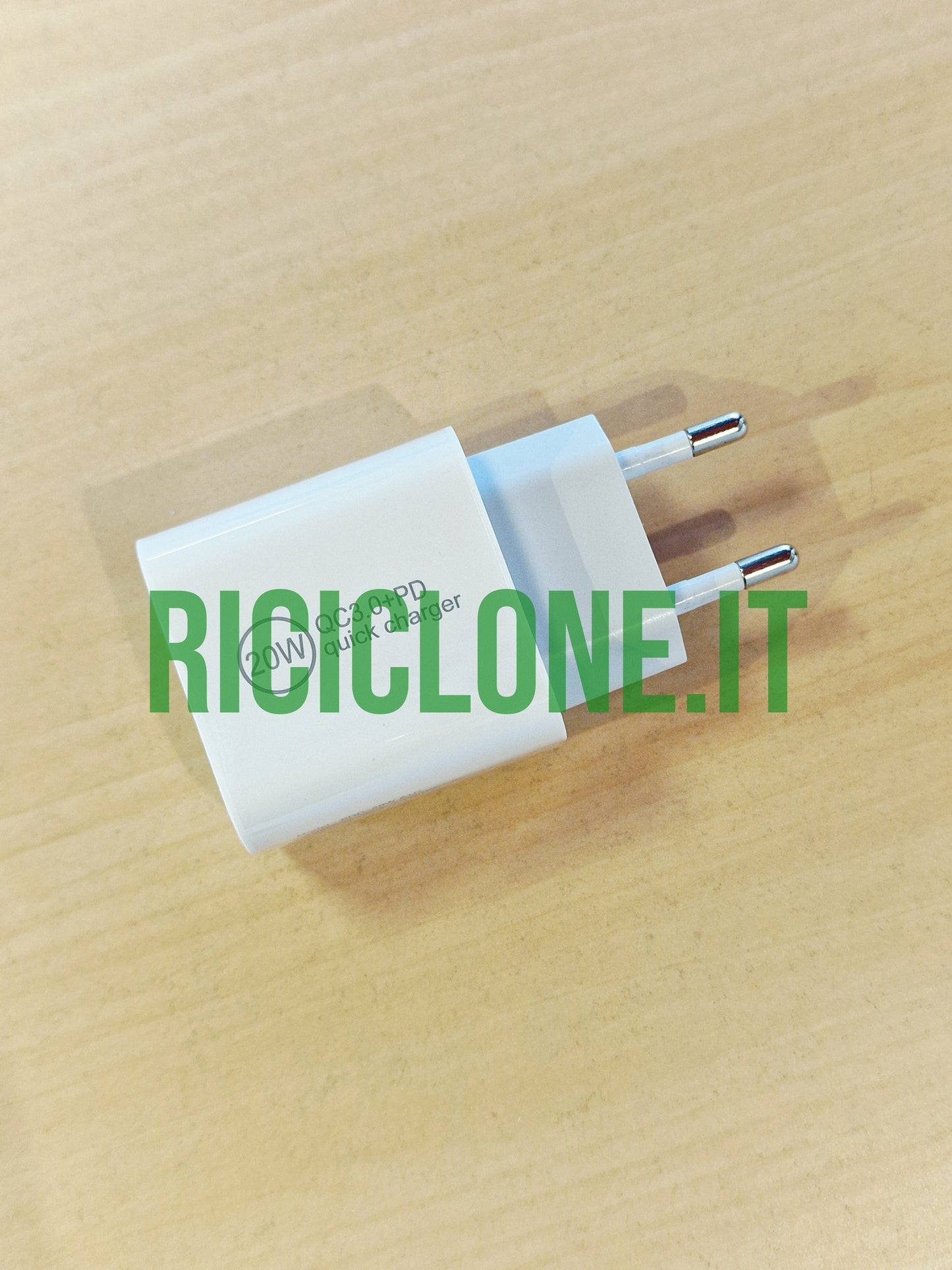 Alimentatore doppia uscita USB-A e Type-C 20W