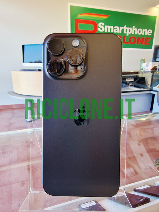 Apple iPhone 15 Pro Max 1TB nero titanio vista posteriore con modulo fotocamera tripla