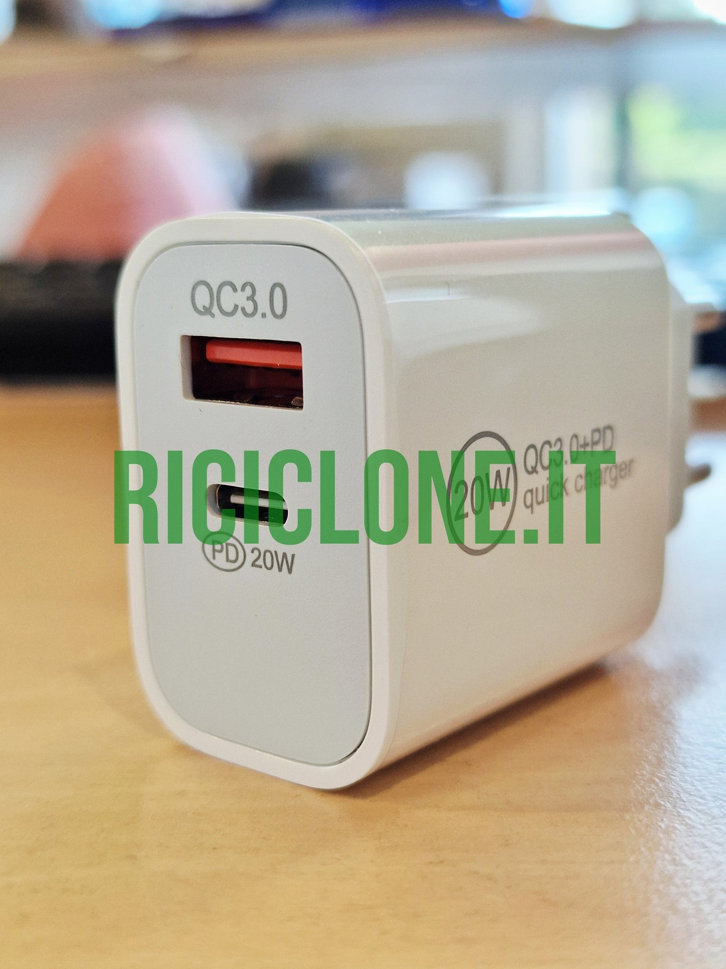 Alimentatore doppia uscita USB-A e Type-C 20W