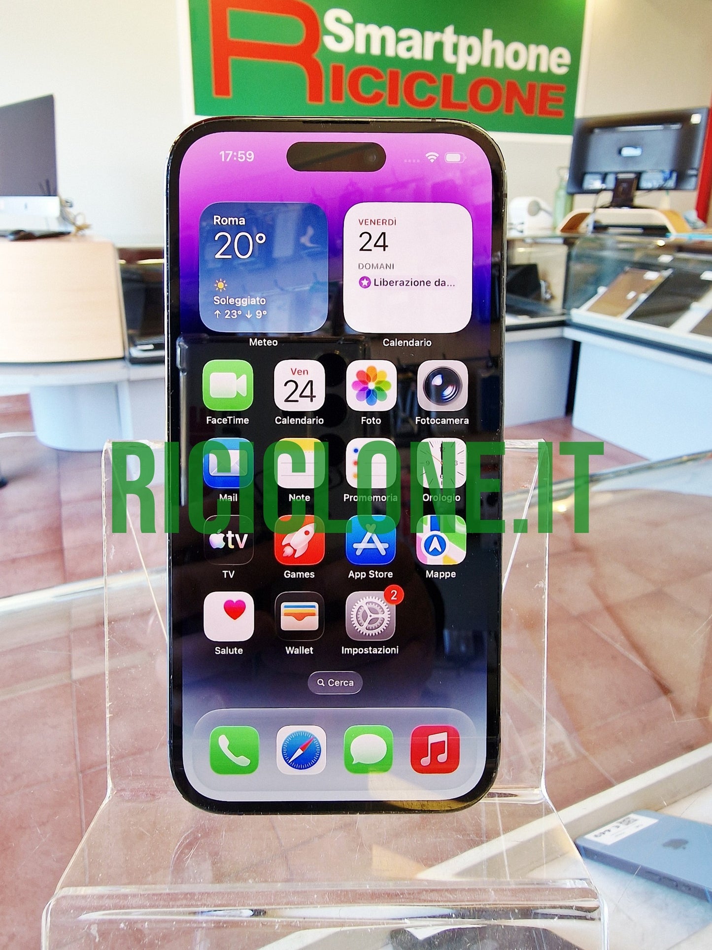 Apple iPhone 14 Pro viola usato con display OLED attivo e widget meteo