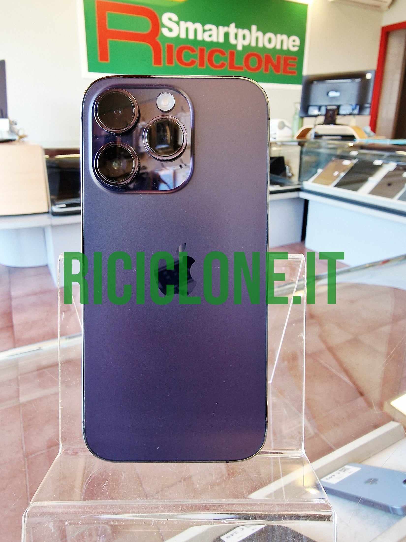 Schiena Apple iPhone 14 Pro viola con modulo fotocamera tripla e logo Apple