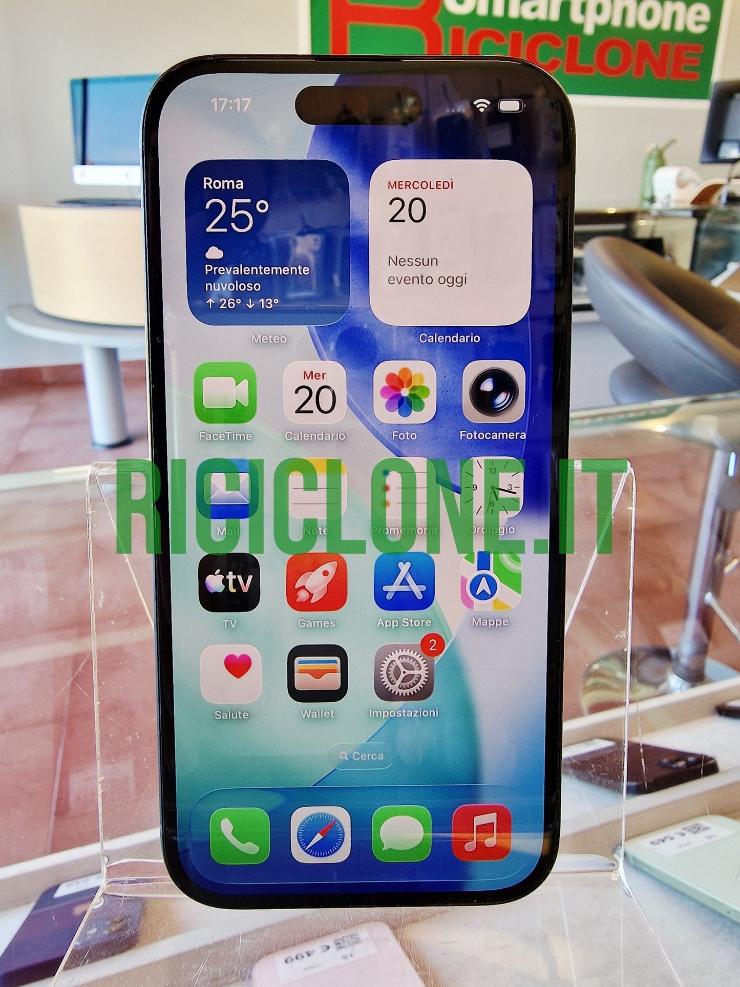 Apple iPhone 15 nero usato con display OLED attivo e widget in italiano