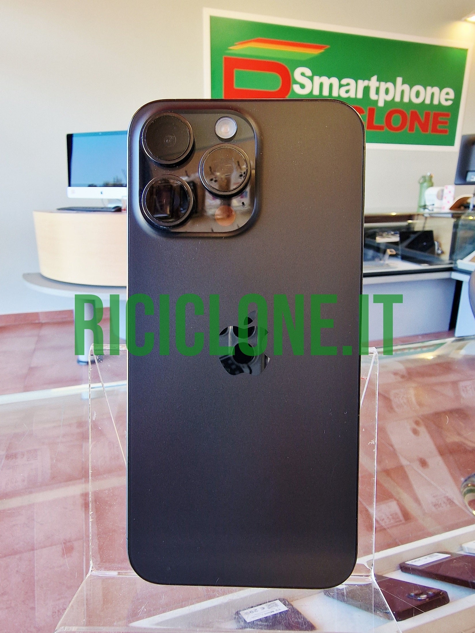 Apple iPhone 15 Pro Max 1TB nero titanio vista posteriore con modulo fotocamera tripla
