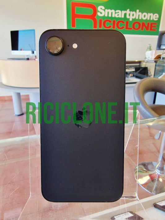 Retro Apple iPhone 17e nero con modulo fotocamera singola e logo Apple